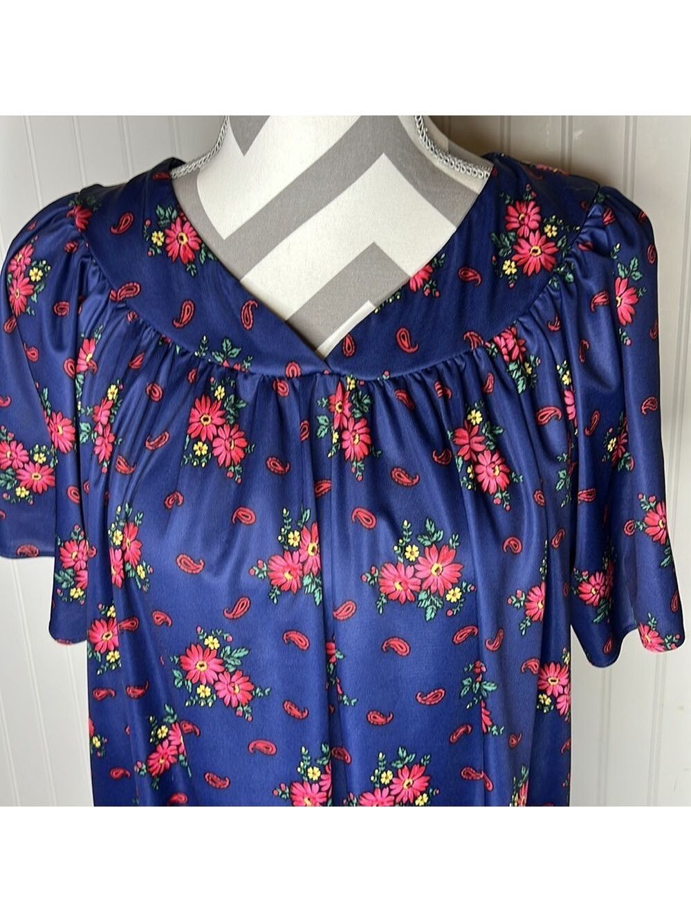 Vintage Granny Gown Size Small/Medium - Picture 4 of 9